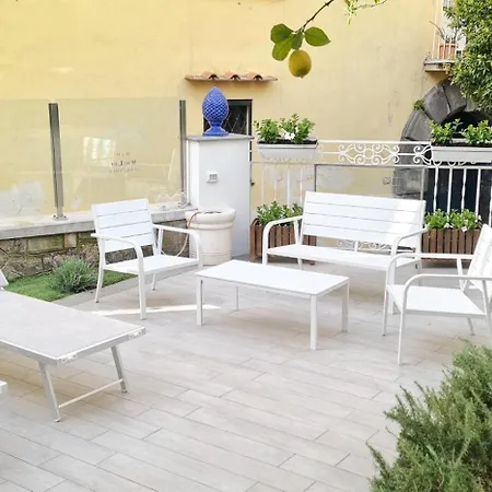 Marilise - La Maison Blue Private Garden & Terrace Apartament