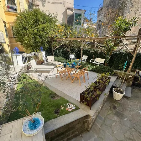 Marilise - La Maison Blue Private Garden & Terrace Apartament *