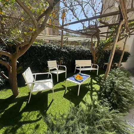 Marilise - La Maison Blue Private Garden & Terrace *