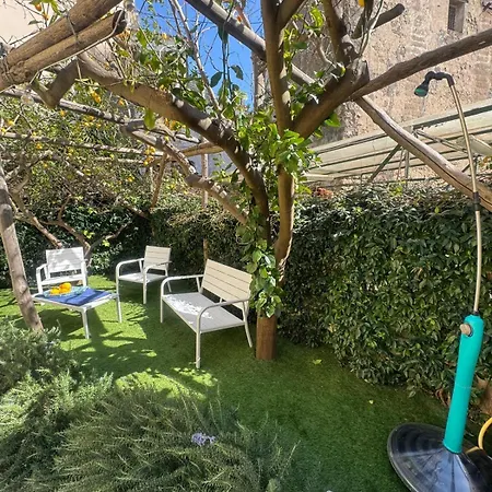 Marilise - La Maison Blue Private Garden & Terrace Meta